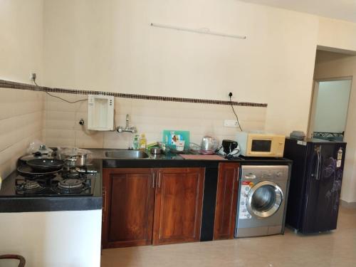 a kitchen with a stove and a washing machine at Seacoast reatret in Varca