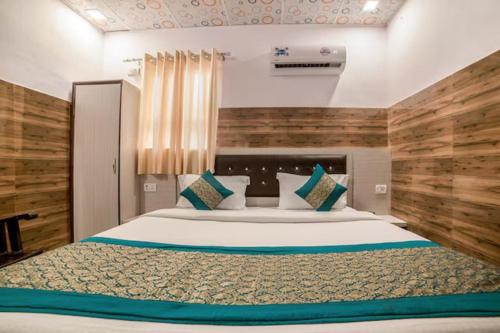 um quarto com uma cama grande num quarto em HOTEL Krishna at Sector 34 em Noida