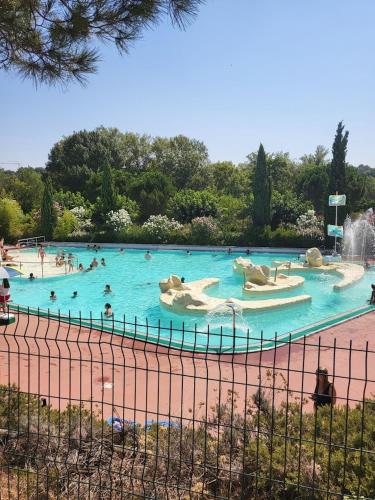 - un grand parc aquatique avec des baigneurs dans l'établissement T2 Confortable - Gare Muret - TV & Wifi HD, à Muret