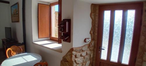 a bathroom with a toilet and a door with a window at Casa de piedra Monte del Gozo in Curtis