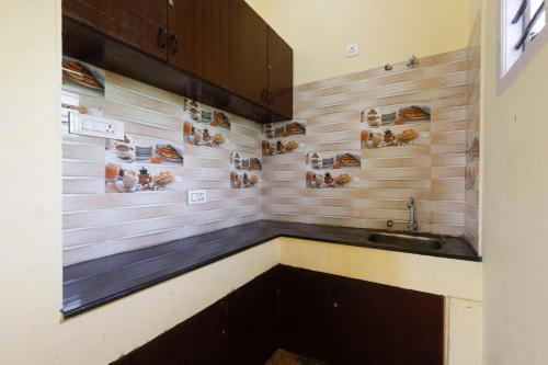 kuchnia z drewnianą ścianą z obrazami w obiekcie STARLIGHT HOTELS KODAI w mieście Kodaikānāl