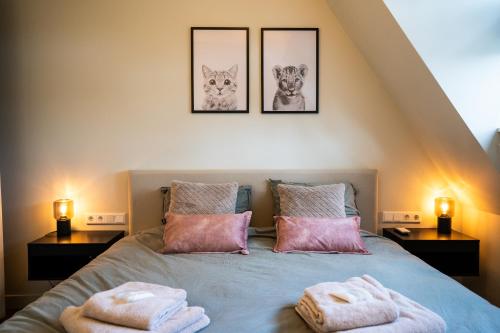 een slaapkamer met een bed met twee handdoeken erop bij Luxe Appartement nabij centrum in Zwolle