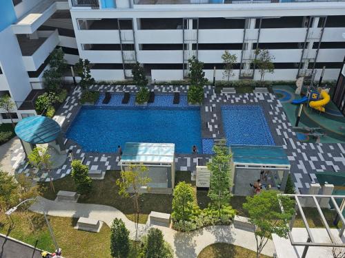 - une vue sur la piscine située dans un bâtiment dans l'établissement Bayu Temaing Residence - Eco Friendly Retreat, à Seremban