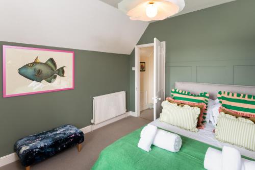 Tempat tidur dalam kamar di Estate Lodge Sleeps 5 on The Jurassic Coast Devon