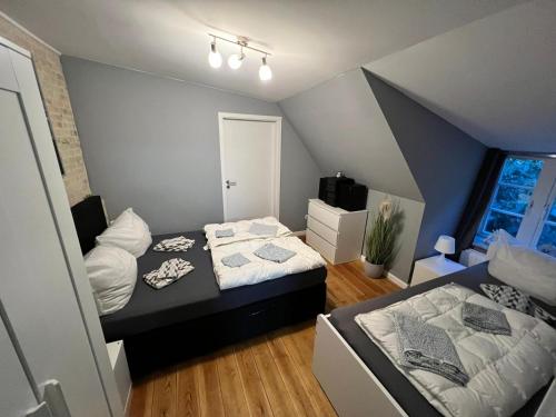 een kleine kamer met 2 bedden en een raam bij Flensburg Zentrum 69 03 in Flensburg