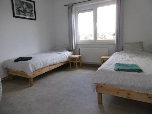 - une chambre avec 2 lits et une fenêtre dans l'établissement Buisseret, à Seneffe