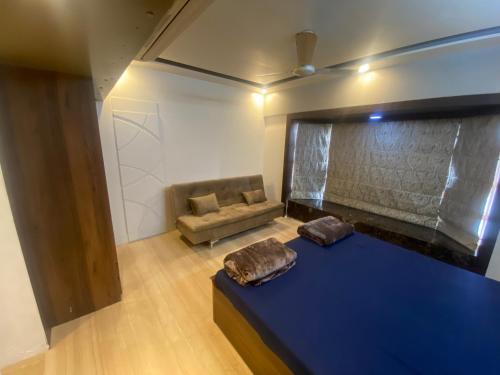 sala de estar con cama y sofá en Bandra’s Prime luxurious 2 BHK, en Bombay