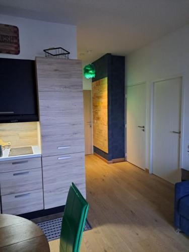 un salon avec une grande commode et une lumière verte dans l'établissement bel appartement avec terrasse, à Lagord
