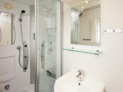 baño blanco con ducha y lavamanos en Holiday Home Foldenvej, en Jerup
