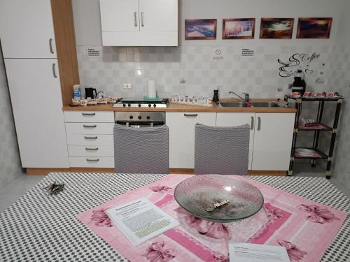 - une cuisine avec un évier et un bol sur le sol dans l'établissement ALEXIA B&B PESCHE, à Pesche