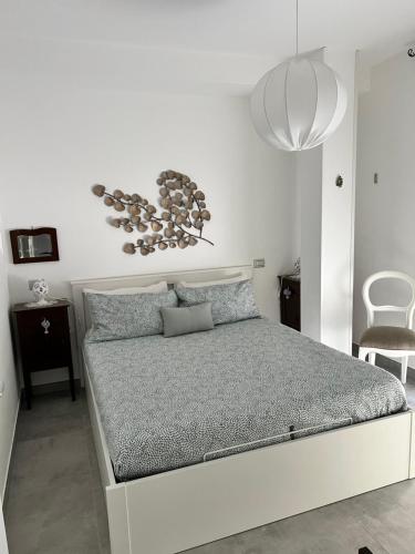 - une chambre blanche avec un lit et un mur blanc dans l'établissement DOMUSDONA, à Grottammare