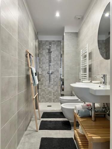 La salle de bains est pourvue d'un lavabo et de toilettes. dans l'établissement DOMUSDONA, à Grottammare