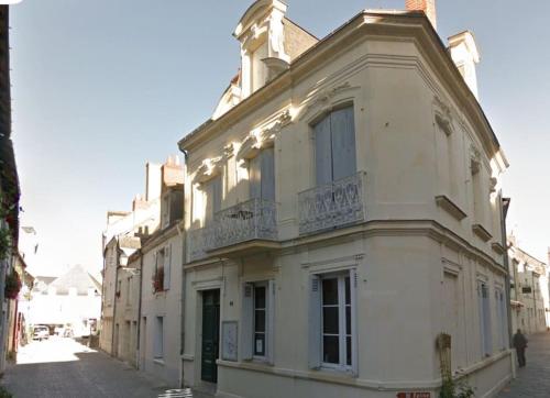 un edificio blanco al lado de una calle en Au pied du château, en Azay-le-Rideau