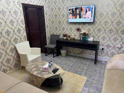 een woonkamer met een piano en een tafel bij العين الهيلي مصباح ب 5 in Al Ain