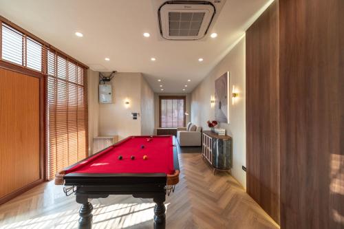 Ban Lum ThanにあるYoo Pool Villa Ranongのビリヤードルーム(赤いビリヤード台付)