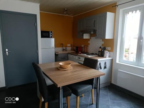 Kuchyň nebo kuchyňský kout v ubytování Logement au coeur de l'Auvergne