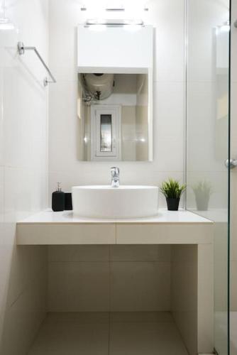 Syntagma square, 70sqm Pentelis sunny apartment
