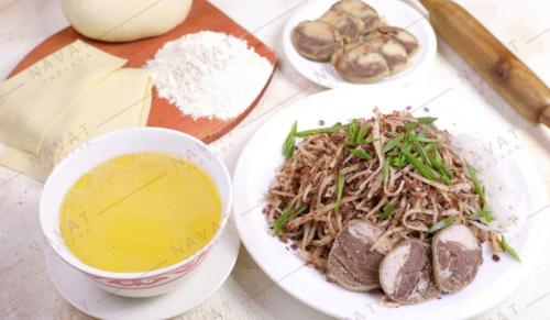 - une table avec des assiettes de nourriture et un bol de riz dans l'établissement Mikasa Guest House, à Naryn