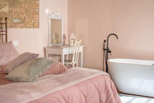 um quarto com uma cama e uma banheira em Casa Serena em Vicopisano