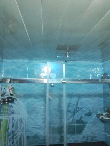 een kamer met een aquarium met een vis in het water bij Лофт в морском стиле in Öskemen