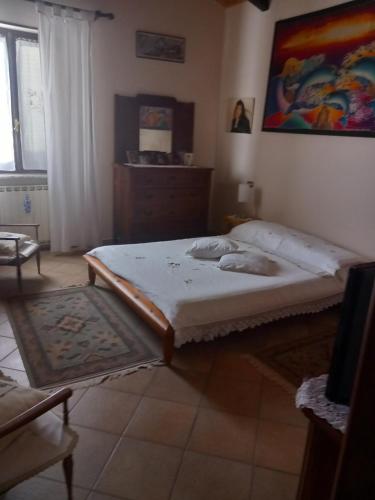 1 dormitorio con 1 cama grande en una habitación en Il Laghetto en Torre Canavese
