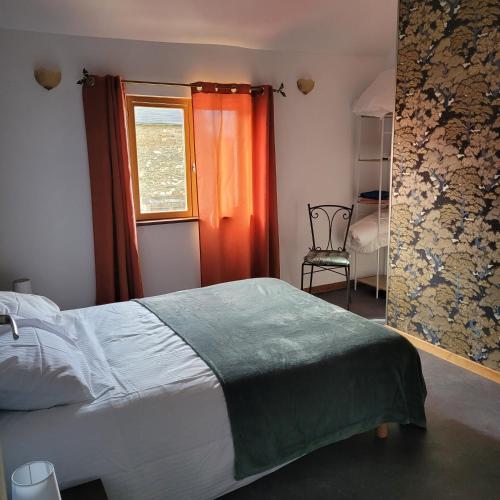 une chambre avec un lit et une fenêtre dans l'établissement gites le ciel clair, à Mortroux