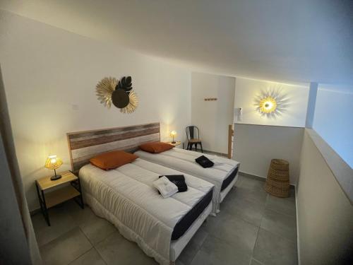 - une chambre avec un grand lit dans l'établissement A CASA DI LO, à Lecci