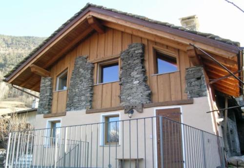 uma casa com pedra e madeira em Valle D'Aosta a 360° - Ideal for smart working em Aymavilles