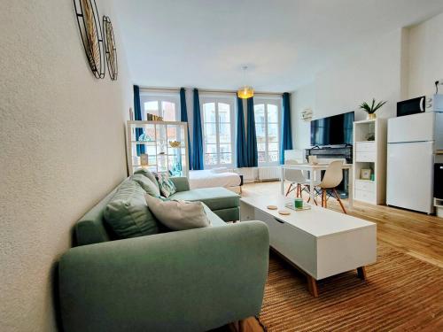 un salon avec un canapé et une table dans l'établissement Paris IV - Séjour à Auxerre, à Auxerre