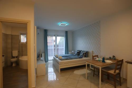 sala de estar con sofá y mesa en Airport Luxury Apartment with Balcony + Free parking en Vecsés