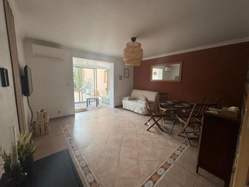 un salon avec une table et un canapé dans l'établissement Appartement T2 au bord de mer avec parking, terrasse et piscine, à Sainte-Maxime
