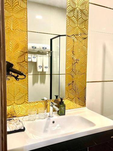 a bathroom with a sink and a mirror at B.O.B Hotel in Cao Lãnh