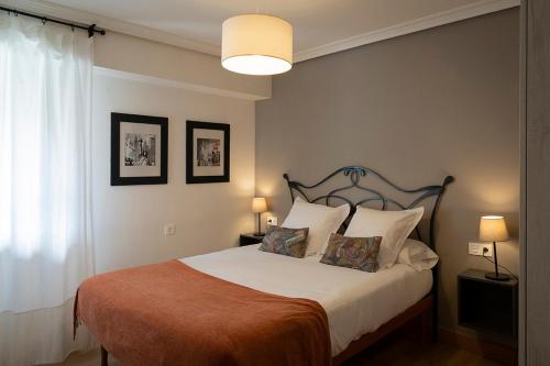 una camera da letto con un grande letto con due cuscini di Casa Rural Oroimena ad Andoain
