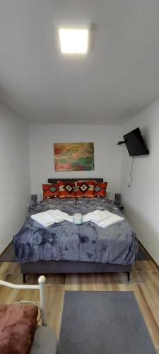 um quarto com uma cama num quarto em Apartman Heli Meli 1 em Jajce