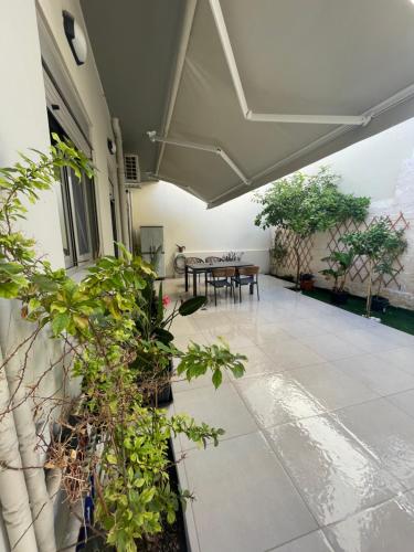 Leonidas House