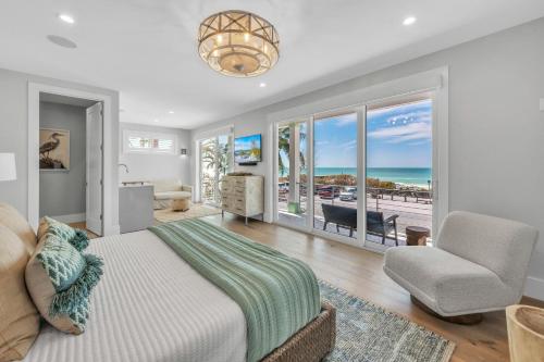 una camera da letto con un letto e vista sull'oceano di Villa Rayo Del Sol a Bradenton Beach