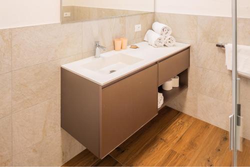 een badkamer met een wastafel en een douche bij Panoramic Apartment Rudi in Garda