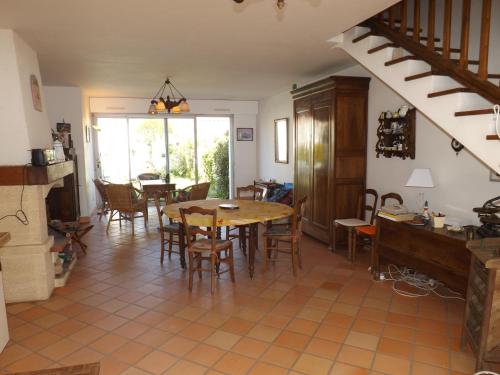 une cuisine et une salle à manger avec une table et des chaises dans l'établissement Maison 3 chambre quartier Boisvinet, à Saint-Gilles-Croix-de-Vie