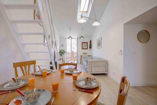 une salle à manger avec une table, des chaises et un canapé dans l'établissement Maison Bianchi - 27 Lepante, à Nice