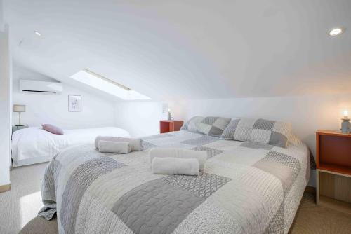 - une chambre blanche avec un grand lit et 2 oreillers dans l'établissement Maison Bianchi - 27 Lepante, à Nice