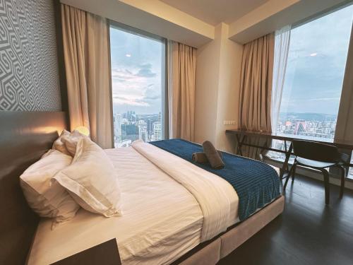 une chambre avec un lit avec une grande fenêtre dans l'établissement Tropicana The Residence By Klcc, à Kuala Lumpur