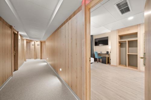 an office corridor with wood paneled walls and a desk at Hotel Zentral Ramiro I Oviedo in Oviedo