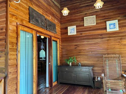 a room with a wooden wall with a sink in it at บ้านสวนแก้วคำแพง Baan Suan Kaew Khampaeng in Udon Thani
