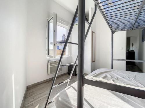 - une chambre avec 2 lits superposés et une fenêtre dans l'établissement Maison renovee avec gout quartier Boisvinet, à Saint-Gilles-Croix-de-Vie