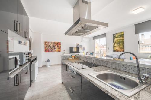 eine Küche mit einer Spüle und einer Arbeitsplatte in der Unterkunft Apartamento exclusivo y central in Torrevieja