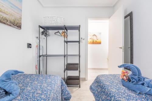 1 Schlafzimmer mit 2 Betten und einer Leiter in der Unterkunft Apartamento exclusivo y central in Torrevieja