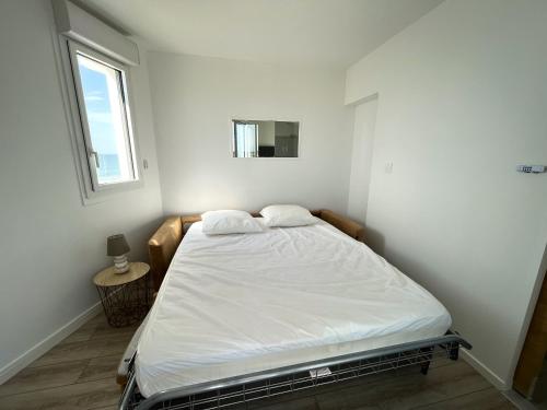 サン・ジル・クロワ・ド・ヴィにあるCap Sudの窓のある部屋にある白いベッド