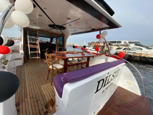 een boot met een tafel en ballonnen op het dek bij ESESYATTURİZM in Istanbul