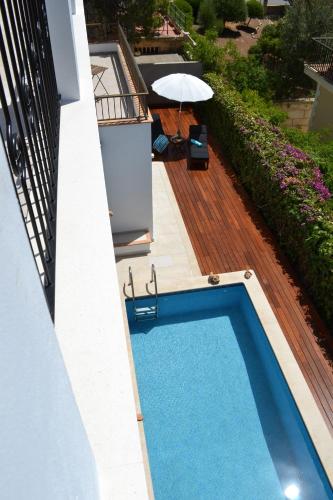uma piscina ao lado de um edifício em Can Garba em Porto Cristo
