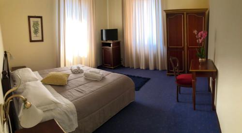 - une chambre d'hôtel avec un lit et un bureau dans l'établissement Hotel Relais VillaGrancassa, à San Donato Val di Comino